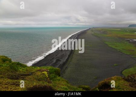 Plage de sable noir de Vik, sur la côte sud de l'Islande. Banque D'Images