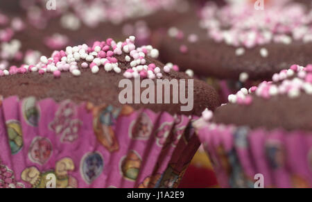 Muffins Dans Formes rose pour la cuisson . Banque D'Images