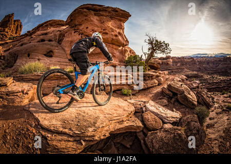 Kyle Mears vélo de montagne sur le Hymasa trail, Moab, Utah. Banque D'Images