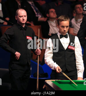 Allister Carter (à droite) et Graeme Dott sur cinq jours du championnat du monde de snooker Betfred à The Crucible Theatre, Sheffield. Banque D'Images