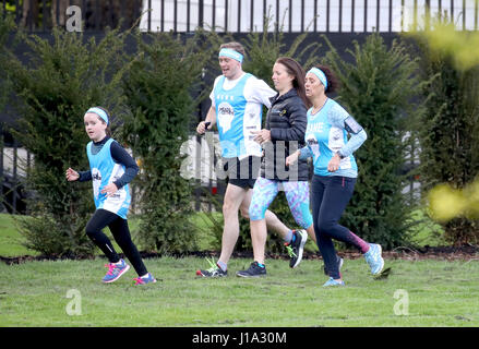 Alex Stanley (centre) et glissières de prendre part à une session de formation en duchesse de Cambridge organise une réception pour les coureurs de l'équipe de chefs avec lui à l'Virgin Money 2017 Marathon de Londres au palais de Kensington à Londres, alors qu'ils se préparent pour le Marathon de Londres Virgin Money 2017. Banque D'Images