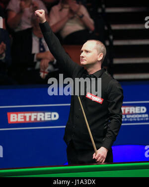 Graeme Dott célèbre après avoir remporté son match contre Allister Carter sur cinq jours du championnat du monde de snooker Betfred à The Crucible Theatre, Sheffield. Banque D'Images