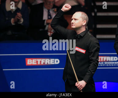 Graeme Dott célèbre après avoir remporté son match contre Allister Carter sur cinq jours du championnat du monde de snooker Betfred à The Crucible Theatre, Sheffield. Banque D'Images