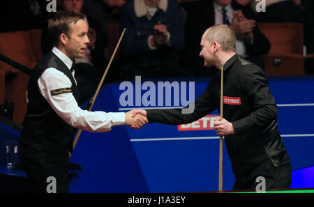 Graeme Dott, serre la main avec Allister Carter après avoir remporté son match sur cinq jours de la Championnats du monde de snooker Betfred à The Crucible Theatre, Sheffield. Banque D'Images