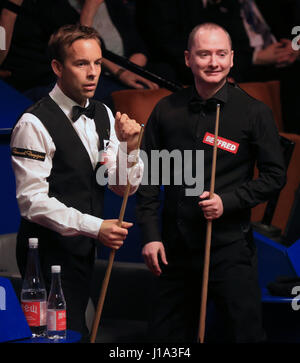 Allister Carter (à gauche) et Graeme Dott sur cinq jours du championnat du monde de snooker Betfred à The Crucible Theatre, Sheffield. Banque D'Images