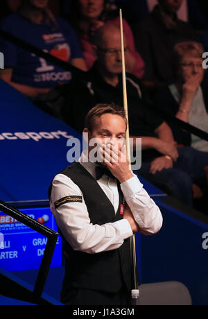 Allister Carter montre sa frustration pendant son match contre Graeme Dott sur cinq jours du championnat du monde de snooker Betfred à The Crucible Theatre, Sheffield. Banque D'Images