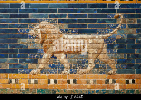La brique vernissée de couleur panneaux représentant les Lions de stiding la façade de la salle du trône datant de 604-562 BC. Babylone (aujourd'hui l'Irak). Le discours du trône Banque D'Images