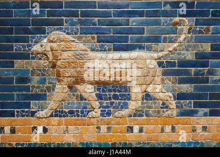 La brique vernissée de couleur panneaux représentant les Lions de stiding la façade de la salle du trône datant de 604-562 BC. Babylone (aujourd'hui l'Irak). Le discours du trône Banque D'Images