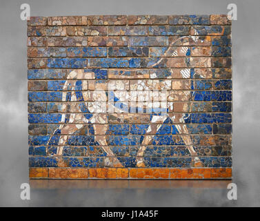 La brique vernissée de couleur panneaux représentant des taureaux, le symbole de l'Adad dieu météo, à partir de la façade de la première porte d'Ishtar, Babylone, plus petites, qui f Banque D'Images