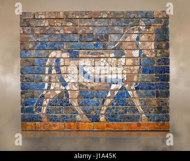 La brique vernissée de couleur panneaux représentant des taureaux, le symbole de l'Adad dieu météo, à partir de la façade de la première porte d'Ishtar, Babylone, plus petites, qui f Banque D'Images