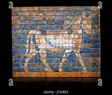 La brique vernissée de couleur panneaux représentant des taureaux, le symbole de l'Adad dieu météo, à partir de la façade de la première porte d'Ishtar, Babylone, plus petites, qui f Banque D'Images