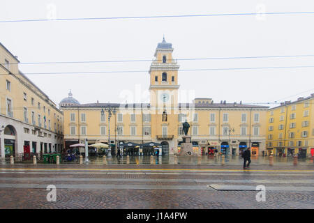 Parme, Italie - Jan 22, 2015 : Scène de la Piazza Garibaldi, avec les collectivités locales et les touristes, à Parme, Emilie-Romagne, Italie Banque D'Images