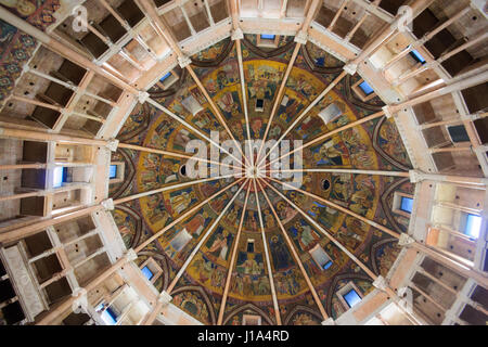 Parme, Italie - Jan 22, 2015 : la fresque au plafond dans le baptistère de Parme, Emilie-Romagne, Italie Banque D'Images