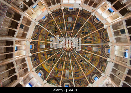 Parme, Italie - Jan 22, 2015 : la fresque au plafond dans le baptistère de Parme, Emilie-Romagne, Italie Banque D'Images