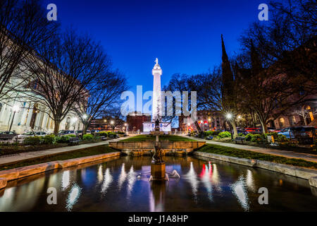 Reflet de la Washington Monument de l'étang à Mount Vernon Baltimore, Maryland la nuit Banque D'Images