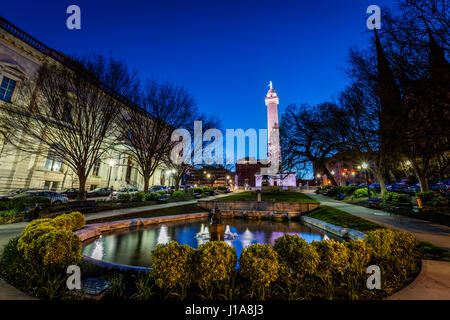 Reflet de la Washington Monument de l'étang à Mount Vernon Baltimore, Maryland la nuit Banque D'Images