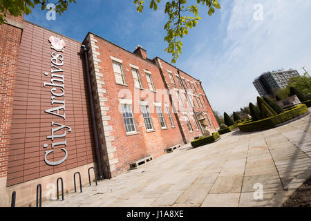 Grand angle de visualisation des archives de la ville de Wolverhampton dans le manoir géorgien restauré également connu sous le nom de l'ancien hôtel Molineux Banque D'Images