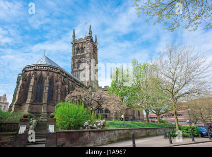 Voir un jour de printemps de St Peter's Collegiate Church à Wolverhampton avec le conseil municipal des bureaux à l'arrière-plan avec ciel bleu. Banque D'Images