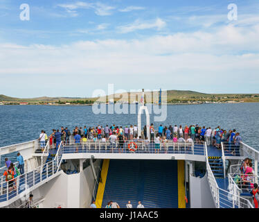 Les touristes sont sur le traversier de Port Kavkaz (Caucase) qui approche à Port Krym (Crimée), la Russie. Banque D'Images