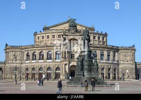 Vue de la façade principale de l'Opéra d'état de Saxe (Dresde) Semperoper et Roi Johann monument sur la place du théâtre, Dresde, Saxe, Allemagne. Banque D'Images