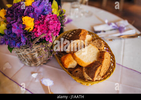 Panier avec des petits pains. Banque D'Images