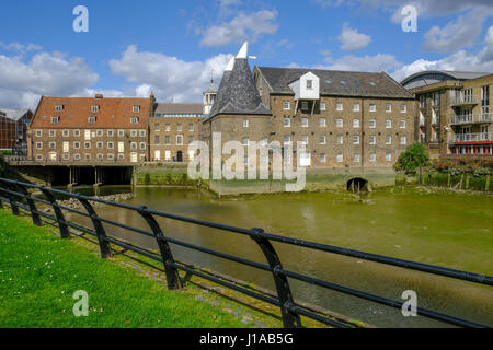 Trois moulins, Maison Moulin et rivière Lea dans l'Est de Londres. Banque D'Images