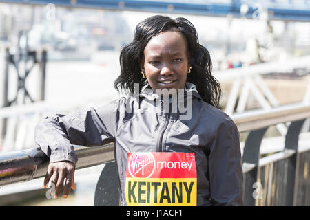 Londres, Royaume-Uni. Apr 19, 2017. Mary Keitany (KEN). Photocall avec l'élite les coureuses de l'avant de la Vierge Argent Marathon de Londres qui aura lieu le 23 avril 2017. Credit : Bettina Strenske/Alamy Live News Banque D'Images