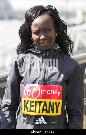 Londres, Royaume-Uni. Apr 19, 2017. Mary Keitany (KEN). Photocall avec l'élite les coureuses de l'avant de la Vierge Argent Marathon de Londres qui aura lieu le 23 avril 2017. Credit : Bettina Strenske/Alamy Live News Banque D'Images