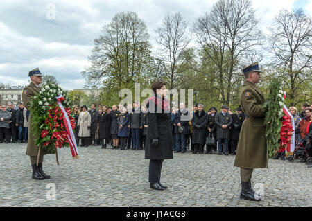 Varsovie, Pologne. 19 avril, 2017. Beata Szydlo, Premier Ministre de la République de Pologne (faible) et de la Justice au cours de la cérémonie marquant l'état 74 anniversaire de l'insurrection du Ghetto de Varsovie à l'avant du Monument des Héros du ghetto. Banque D'Images