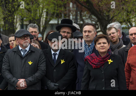 Varsovie, Pologne. 19 avril, 2017. Beata Szydlo, Premier Ministre de la République de Pologne (faible) et de la Justice au cours de la cérémonie marquant l'état 74 anniversaire de l'insurrection du Ghetto de Varsovie à l'avant du Monument des Héros du ghetto. Banque D'Images