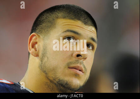 19 avril 2017 - Tampa, Florida, USA - Photo d'archives EN DATE DU : 18 août 2011 - New England Patriots tight end AARON HERNANDEZ pendant les tapotements match contre les Tampa Bay Buccaneers chez Raymond James Stadium le 18 août 2011 à Tampa, Floride, Hernandez s'est pendu dans la cellule de prison où il purgeait une peine de prison à vie pour meurtre. (Crédit Image : © Scott A. Miller via Zuma sur le fil) Banque D'Images