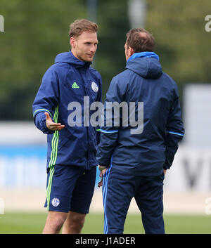 Markus Weinzierl (R), l'entraîneur de Bundesliga allemande soccer club FC Schalke 04, Benedikt Hoewedes parle au joueur lors de la dernière session de formation d'avant-match qui a eu lieu à l'entraînement à Gelsenkirchen, Allemagne, 19 avril 2017. Schalke fera face à AFC Ajax dans un quart de finale de l'UEFA Europa League match aller de seconde qui se tiendra le 20 avril. Photo : Ina Fassbender/dpa Banque D'Images