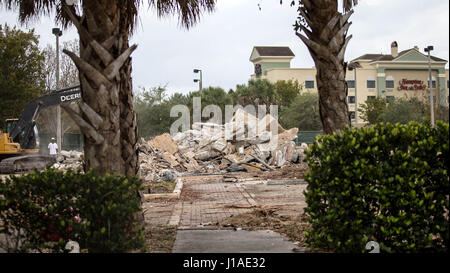 Wellington, en Floride, aux États-Unis. Apr 19, 2017. L'ancien restaurant Buca di Beppo à Wellington est en cours de démolition avec les plans approuvés pour un steakhouse haut de gamme à sa place près de The Mall at Wellington Green. Restaurant Kaluz prévoit d'ouvrir en octobre et se servir de la nouvelle cuisine américaine. Le restaurant dispose d'un emplacement sur le boulevard Commercial sur l'eau à Fort Lauderdale. Credit : Allen Eyestone/Le Palm Beach Post/ZUMA/Alamy Fil Live News Banque D'Images