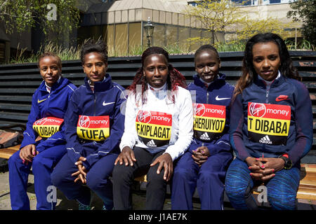 Londres, Royaume-Uni. 19 avril, 2017. Coureurs Élite de Florence : Kenyan Jebet Kiplagat, Vivian Cheruiyot ; et l'Éthiopie : Mare Dibaba, Mestawet Tufa, Tirunesh Dibaba, posent pour une photo avant de l'informel, Virgin Money London Marathon le dimanche 23 avril 2017. Banque D'Images