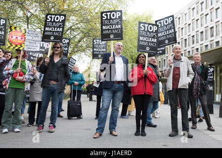 Londres, Royaume-Uni. Apr 19, 2017. Les gens sont debout contre l'emporte sur la course aux armements nucléaires le 19 avril 2017, en face de l'ambassade des États-Unis, Grosvenor Square, London Crédit : Anja Riedmann/Alamy Live News Banque D'Images