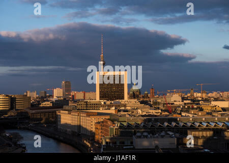 La tour de télévision et le Centre de commerce international de Berlin en début de soirée sous le réglage lumière du soleil à Berlin, Allemagne, 19 avril 2017. Photo : Paul Zinken/dpa Banque D'Images