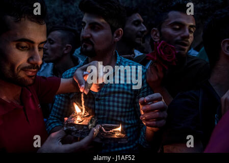 De grandes foules de groupe minoritaire persécuté les Yézidis célébrer Sere Sal, ou de la nouvelle année en Yazidis, lampes à huile et de hululement de Lalish, le Kurdistan irakien. 18 avril 2017 Banque D'Images