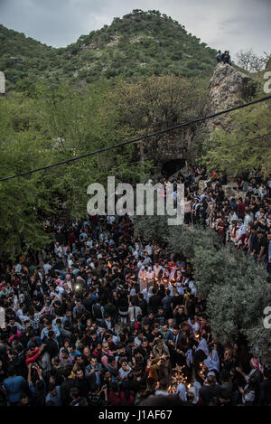 Groupe de minorités persécutées les Yézidis célébrer Sere Sal, ou de la nouvelle année en Yazidis, lampes à huile et de hululement de Lalish, le Kurdistan irakien. La foule dans le temple des cours. 18 avril 2017 Banque D'Images