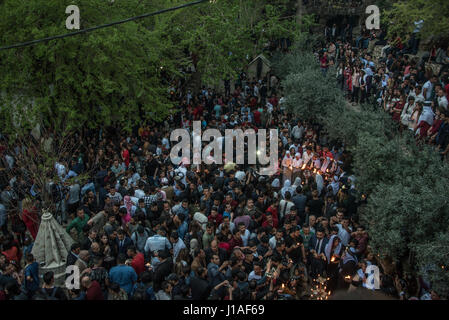 Groupe de minorités persécutées les Yézidis célébrer Sere Sal, ou de la nouvelle année en Yazidis, lampes à huile et de hululement de Lalish, le Kurdistan irakien. La foule dans le temple des cours. 18 avril 2017 Banque D'Images