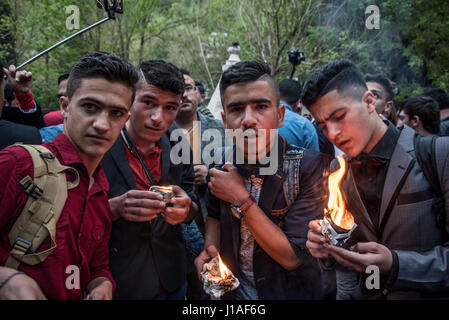 Groupe de minorités persécutées les Yézidis célébrer Sere Sal, ou de la nouvelle année en Yazidis, lampes à huile et de hululement de Lalish, le Kurdistan irakien. La foule dans le temple des cours. 18 avril 2017 Banque D'Images