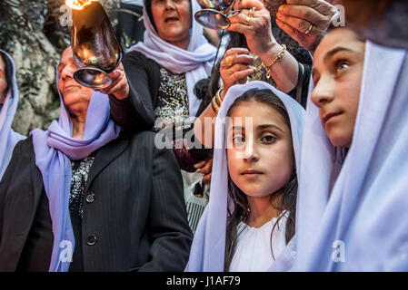 Groupe de minorités persécutées les Yézidis célébrer Sere Sal, ou de la nouvelle année en Yazidis, lampes à huile et de hululement de Lalish, le Kurdistan irakien. La foule dans le temple des cours. 18 avril 2017 Banque D'Images