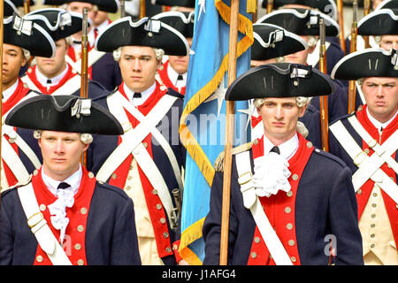 Philadelphie, Pennsylvanie, USA. Apr 19, 2017. Le 3e Régiment d'infanterie américaine Fife and Drum Corps bas mars Chestnut Street vers le Musée de la Révolution américaine sur le grand jour d'ouverture à Philadelphie PA Credit : Ricky Fitchett/ZUMA/Alamy Fil Live News Banque D'Images