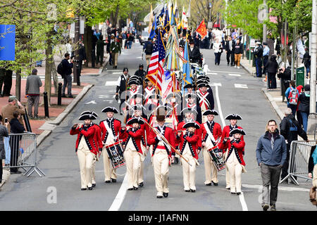 Philadelphie, Pennsylvanie, USA. Apr 19, 2017. Le 3e Régiment d'infanterie américaine Fife and Drum Corps bas mars Chestnut Street vers le Musée de la Révolution américaine sur le grand jour d'ouverture à Philadelphie PA Credit : Ricky Fitchett/ZUMA/Alamy Fil Live News Banque D'Images