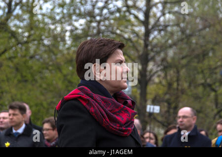 Varsovie, Pologne. 19 avril, 2017. Beata Szydlo, Premier Ministre de la République de Pologne (faible) et de la Justice au cours de la cérémonie marquant l'état 74 anniversaire de l'insurrection du Ghetto de Varsovie à l'avant du Monument des Héros du ghetto. Banque D'Images