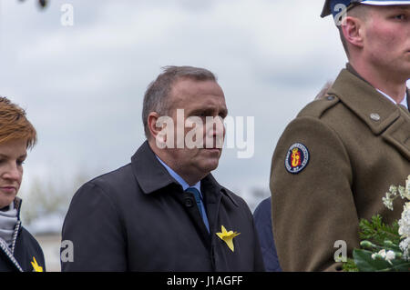 Varsovie, Pologne. 19 avril, 2017. Des milliers de personnes participent à une cérémonie devant le Monument des Héros du ghetto pour marquer le 74e anniversaire de l'insurrection du Ghetto de Varsovie et de rendre hommage aux combattants juifs, qui se sont insurgés contre les nazis allemands en avril 1943. La démolition du Ghetto de Varsovie était une partie du plan allemand pour la destruction de Varsovie. Après deux insurrections de Varsovie (1943, 1944) la capitale polonaise a été transformé en décombres. Environ 800,000 Varsovians ont été tués durant l'occupation allemande, parmi lesquels plus de 300.000 juifs. Credit : dario photography/Alamy Live News Banque D'Images