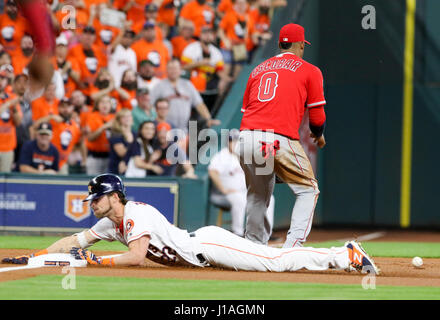 Houston, TX, USA. Apr 19, 2017. Astros de Houston droit fielder Josh Reddick (22) glisse en troisième après avoir frappé un triple en première manche au cours de la MLB match entre les Los Angeles Angels et les Astros de Houston au Minute Maid Park de Houston, TX. John Glaser/CSM/Alamy Live News Banque D'Images