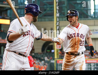 Houston, TX, USA. Apr 19, 2017. Astros de Houston droit fielder Josh Reddick (22) fist bosses Astros de Houston catcher Brian McCann (16) après avoir marqué en première manche au cours de la MLB match entre les Los Angeles Angels et les Astros de Houston au Minute Maid Park de Houston, TX. John Glaser/CSM/Alamy Live News Banque D'Images