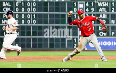 Houston, TX, USA. Apr 19, 2017. Los Angeles Angels de troisième but Yunel Escobar (0) fait un lancer en premier dans la deuxième manche au cours de la MLB match entre les Los Angeles Angels et les Astros de Houston au Minute Maid Park de Houston, TX. John Glaser/CSM/Alamy Live News Banque D'Images