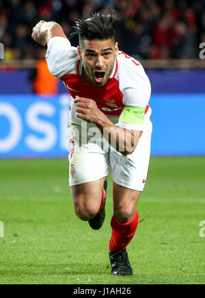 Fontvieille. Apr 19, 2017. Radamel Falcao de comme Monaco fête marquant pendant le match aller des quaterfinal deuxième Ligue des Champions contre le Borussia Dortmund à Fontvieille, Monaco le 19 avril 2017. Monaco a gagné 3-1 et se qualifie pour les demi-finales avec 6-3 sur l'ensemble des deux. Credit : Serge Haouzi/Xinhua/Alamy Live News Banque D'Images