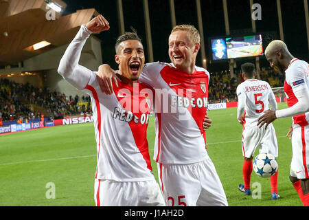 Fontvieille. Apr 19, 2017. Les joueurs de l'AS Monaco célébrer après le quaterfinal deuxième étape match de Ligue des Champions contre le Borussia Dortmund à Fontvieille, Monaco le 19 avril 2017. Monaco a gagné 3-1 et se qualifie pour les demi-finales avec 6-3 sur l'ensemble des deux. Credit : Serge Haouzi/Xinhua/Alamy Live News Banque D'Images